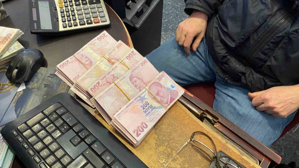 Artvin’de Dürüst Vatandaş Bankadan Fazla Verilen 100 Bin Lirayı İade Etti
