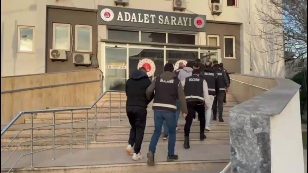 Araçta Zulalanmış 17 Tabanca Ele Geçirildi, 6 Şüpheli Tutuklandı