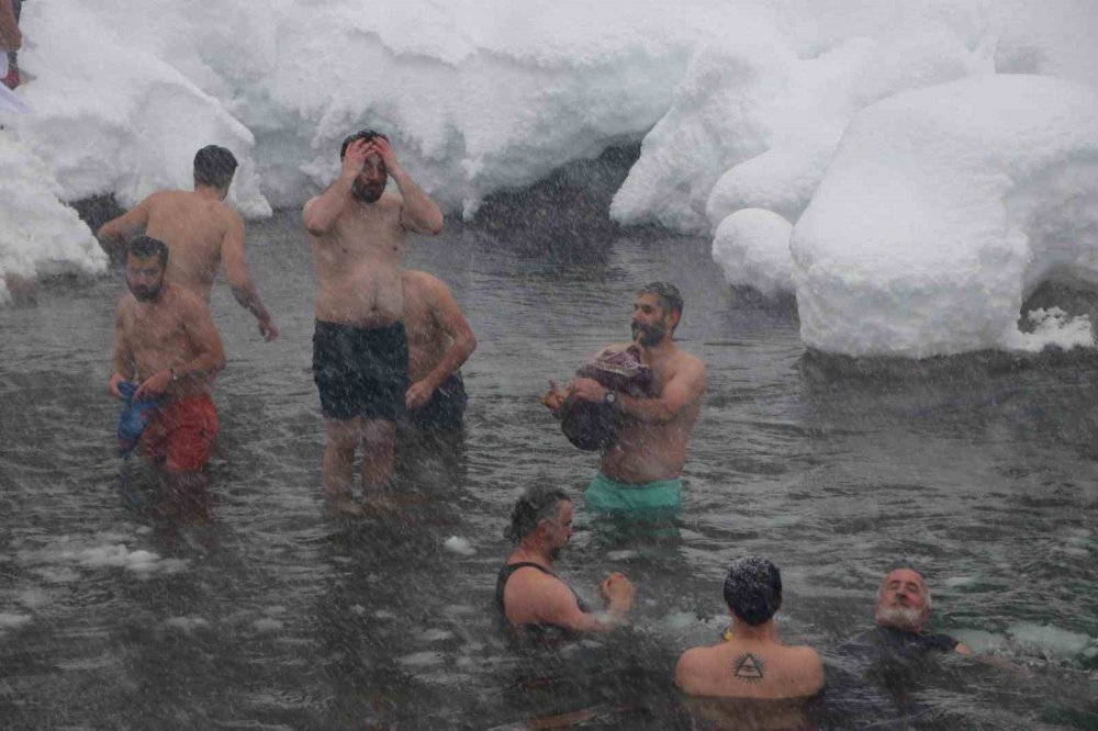 Ardeşen'de buz gibi suda kar yağarken şenlik