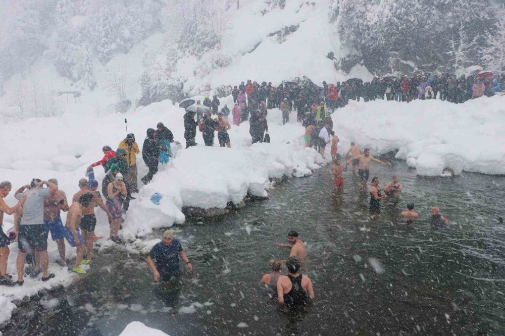 Ardeşen'de buz gibi suda kar yağarken şenlik