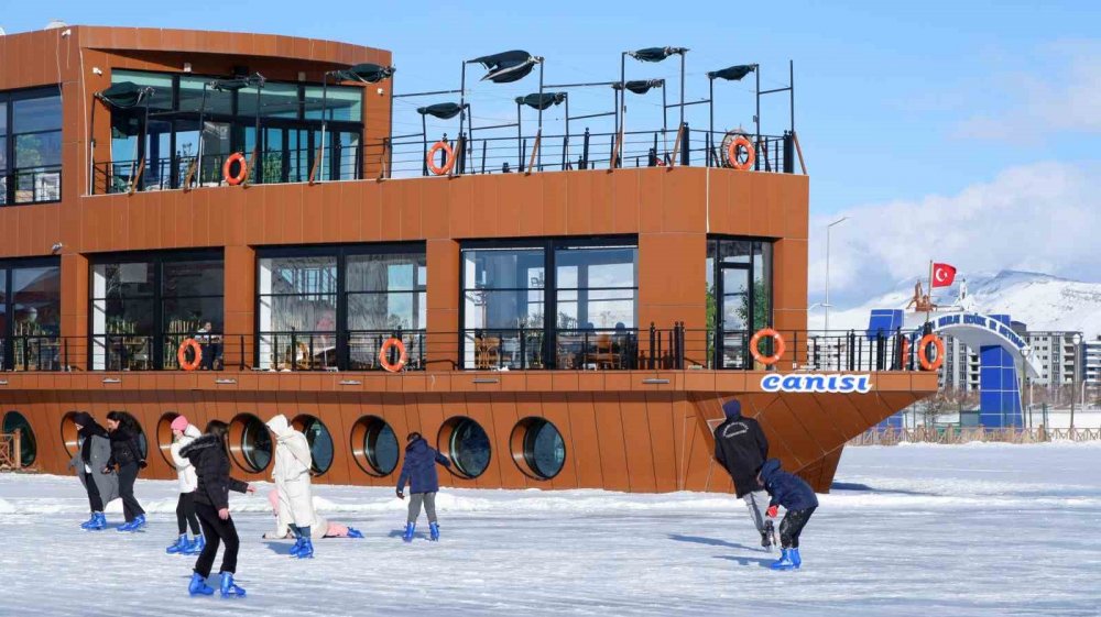 Erzurum'da Donmuş Havuzda Paten Keyfi