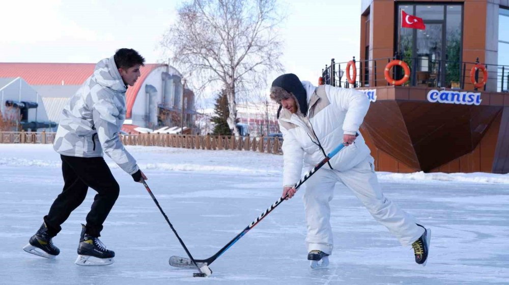 Erzurum'da Donmuş Havuzda Paten Keyfi