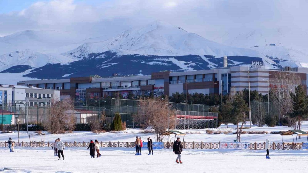 Erzurum'da Donmuş Havuzda Paten Keyfi
