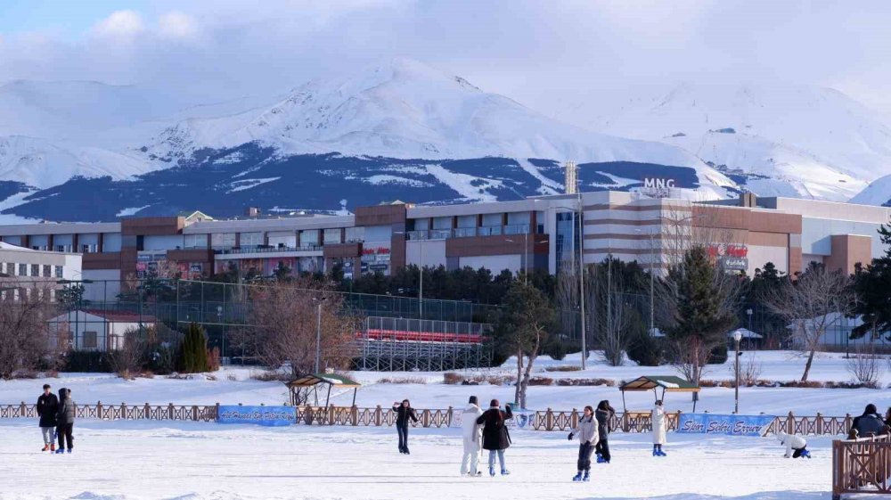 Erzurum'da Donmuş Havuzda Paten Keyfi