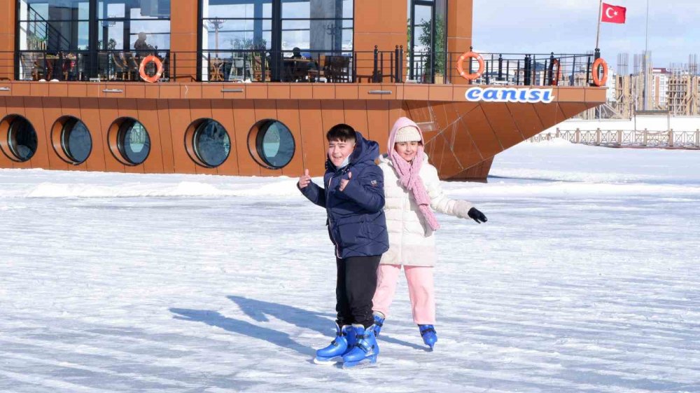 Erzurum'da Donmuş Havuzda Paten Keyfi