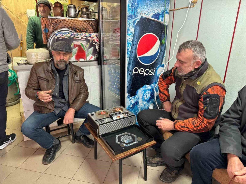 Rize'de Ferdi Tayfur Anısına Çay İkramı