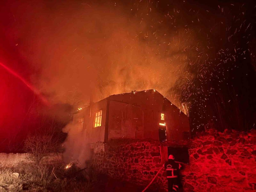 Amasya'da Eski Değirmen Yangına Yenik Düştü