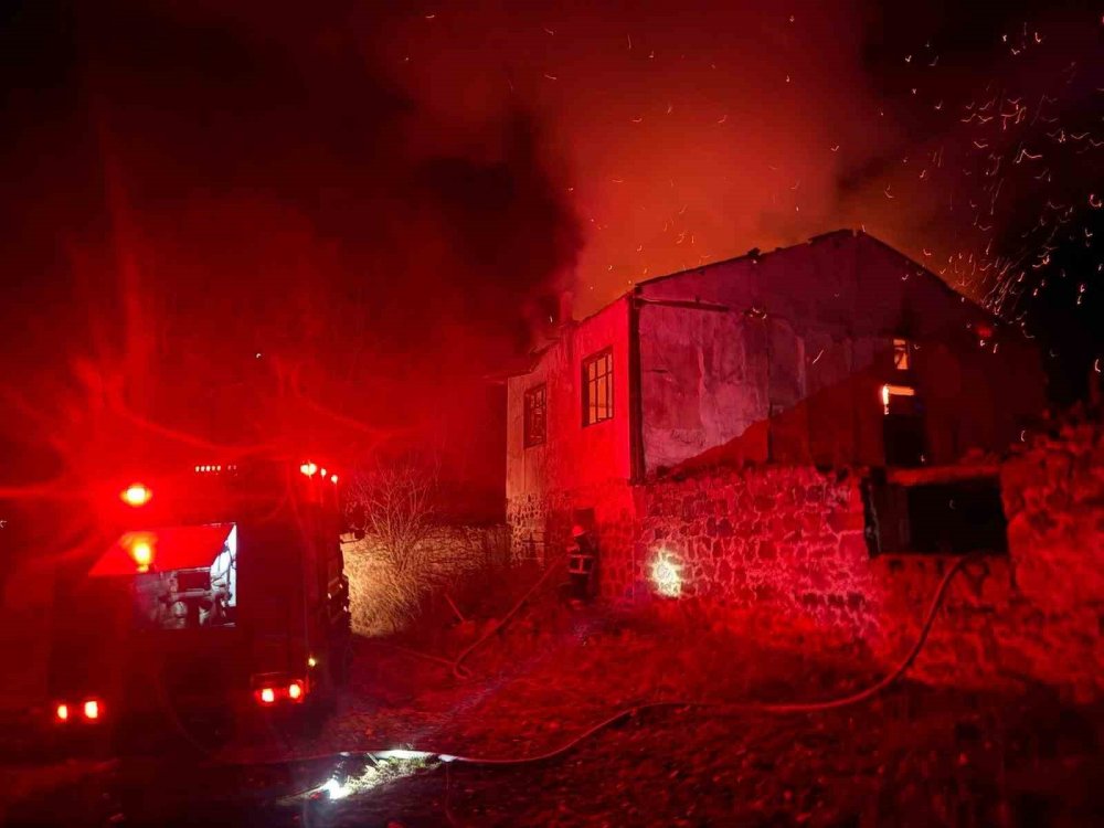 Amasya'da Eski Değirmen Yangına Yenik Düştü