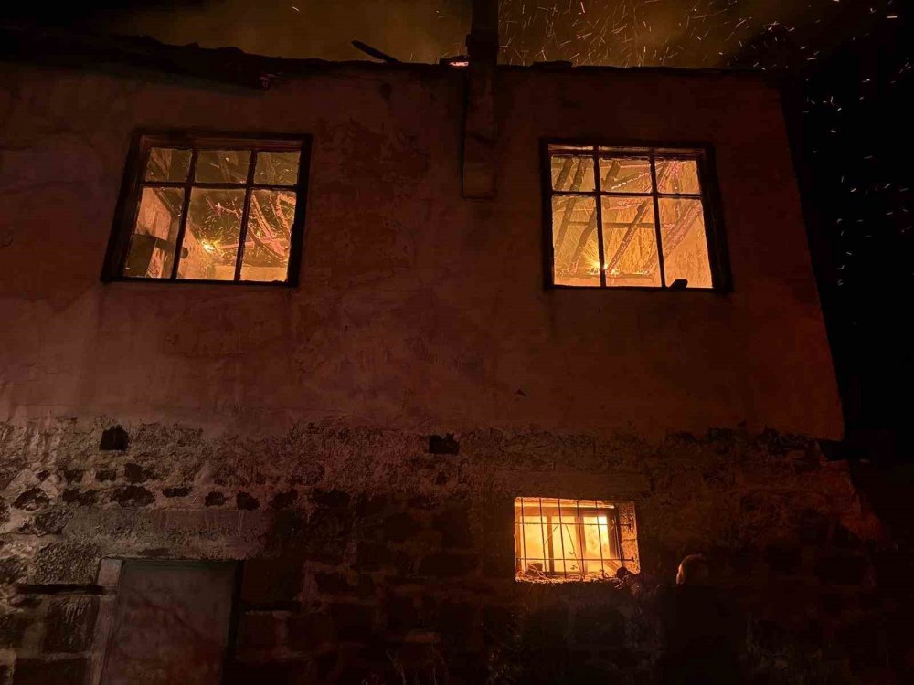 Amasya'da Eski Değirmen Yangına Yenik Düştü