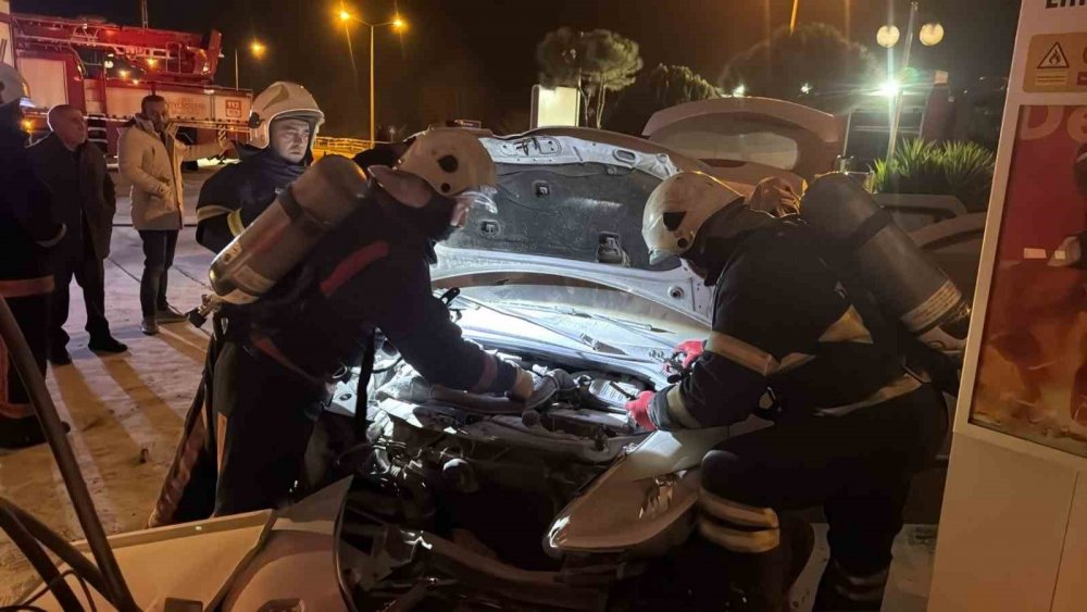 Otomobil Akaryakıt İstasyonundaki Pompalara Çarptı, Kaza Ucuz Atlatıldı
