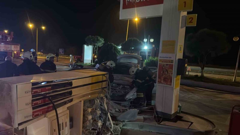 Otomobil Akaryakıt İstasyonundaki Pompalara Çarptı, Kaza Ucuz Atlatıldı