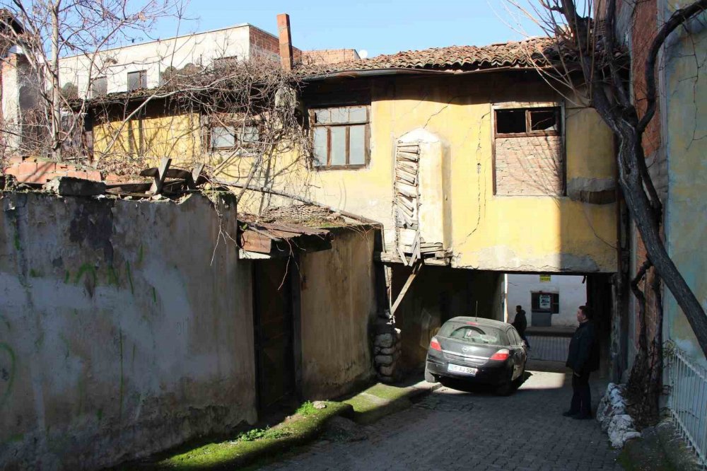 230 Yıllık Ahşap Binanın Altından Sokak Geçiyor
