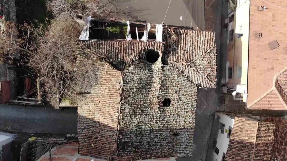 230 Yıllık Ahşap Binanın Altından Sokak Geçiyor