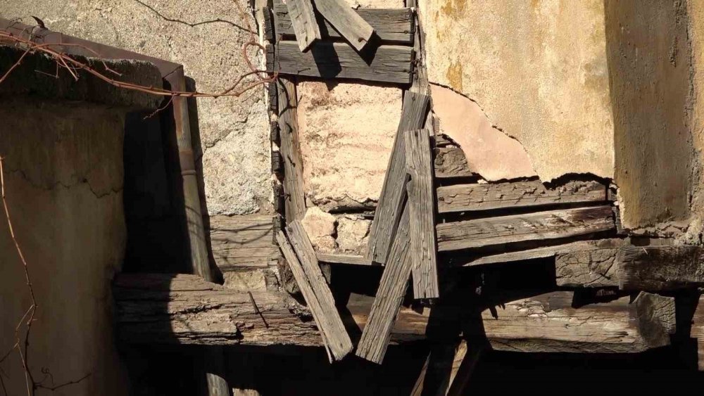 230 Yıllık Ahşap Binanın Altından Sokak Geçiyor