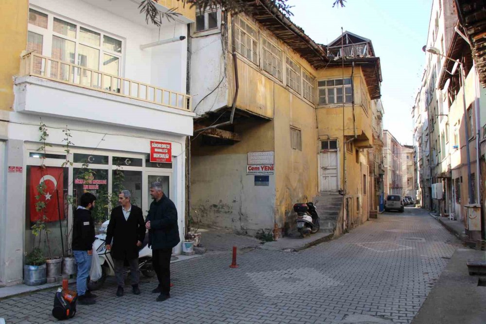 230 Yıllık Ahşap Binanın Altından Sokak Geçiyor