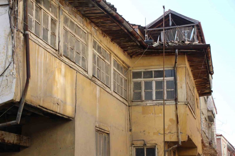 230 Yıllık Ahşap Binanın Altından Sokak Geçiyor