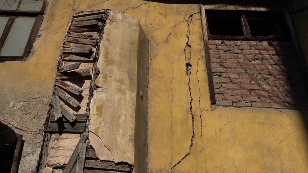 230 Yıllık Ahşap Binanın Altından Sokak Geçiyor