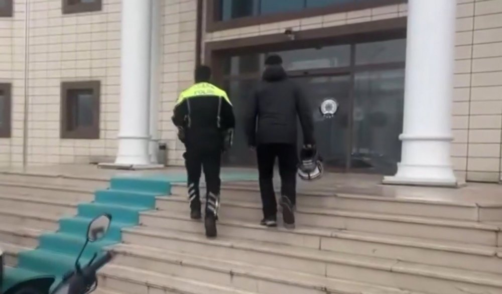 Polis Affetmedi , Hem Motorundan Hem De Ehliyetinden Oldu