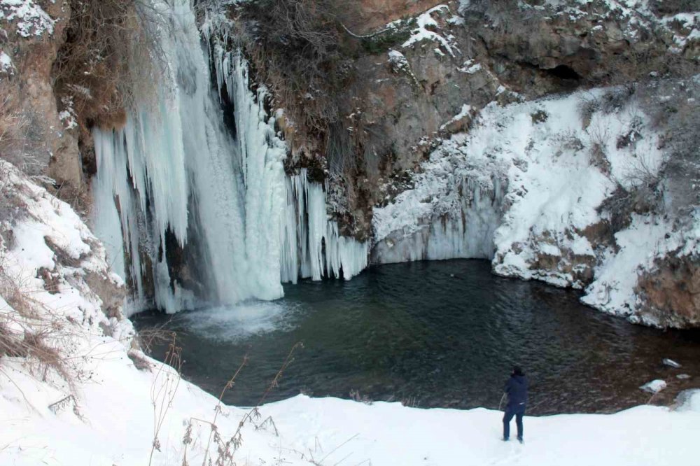 Bayburt'ta Buz Sarkıtlarının Uzadığı Sırakayalar Şelalesi Kışın Büyülüyor
