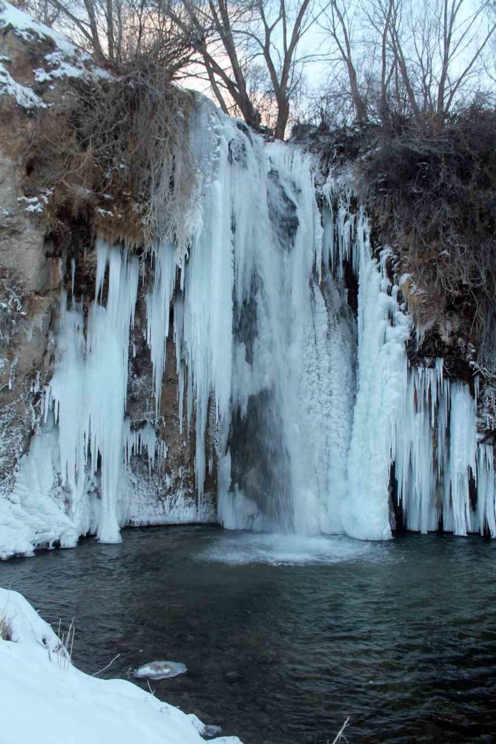 Bayburt'ta Buz Sarkıtlarının Uzadığı Sırakayalar Şelalesi Kışın Büyülüyor