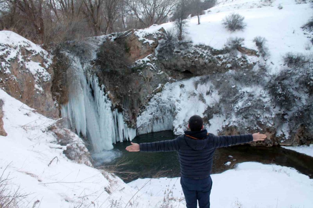 Bayburt'ta Buz Sarkıtlarının Uzadığı Sırakayalar Şelalesi Kışın Büyülüyor