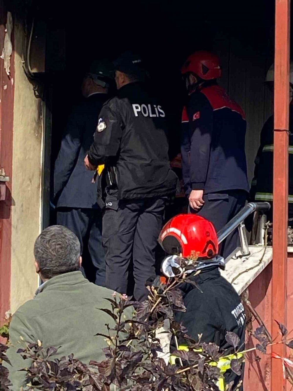 Emekli öğretmen evde çıkan yangında hayatını kaybetti