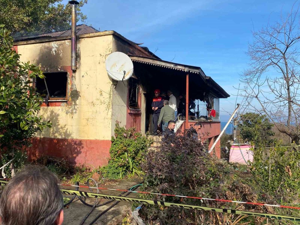 Emekli öğretmen evde çıkan yangında hayatını kaybetti
