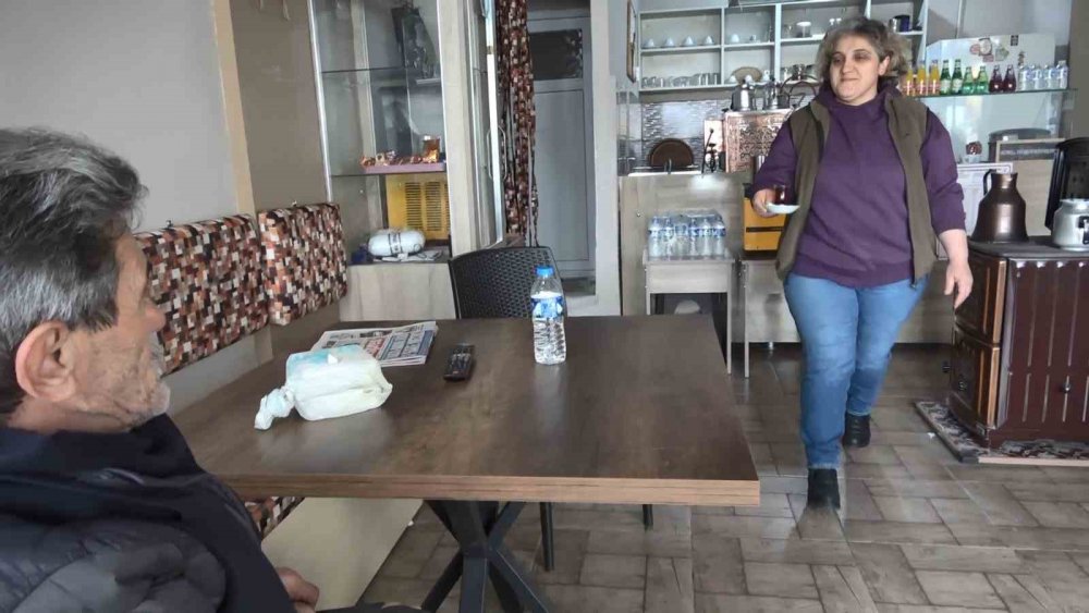 Çay Siparişi Verenler Onu Görünce Şaşırıyor