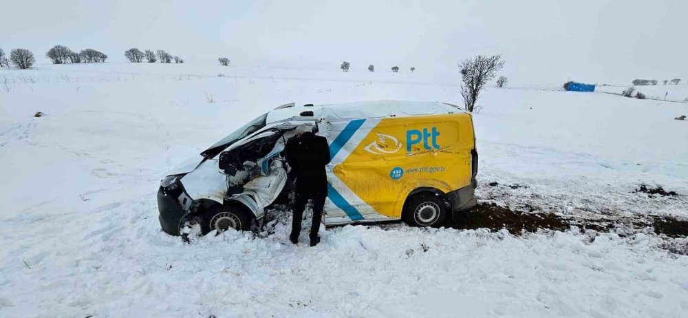 Tokat’ta Ptt Aracına Tren Çarptı: 1 Yaralı