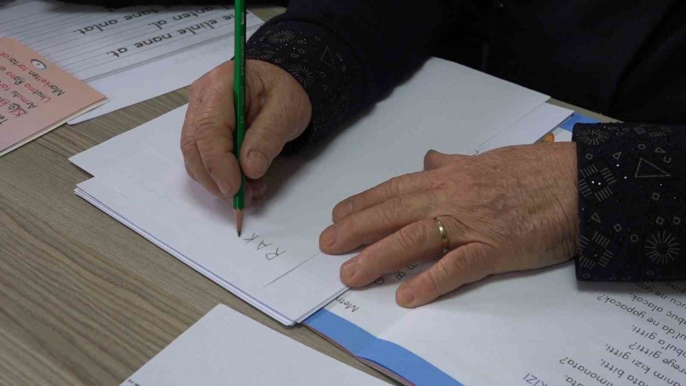 Rize'de 73 Yaşındaki Anne İle 56 Yaşındaki Kızının Okuma Azmi Herkese Örnek Oluyor