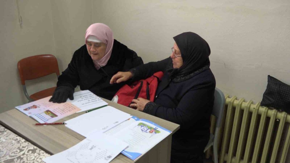 Rize'de 73 Yaşındaki Anne İle 56 Yaşındaki Kızının Okuma Azmi Herkese Örnek Oluyor