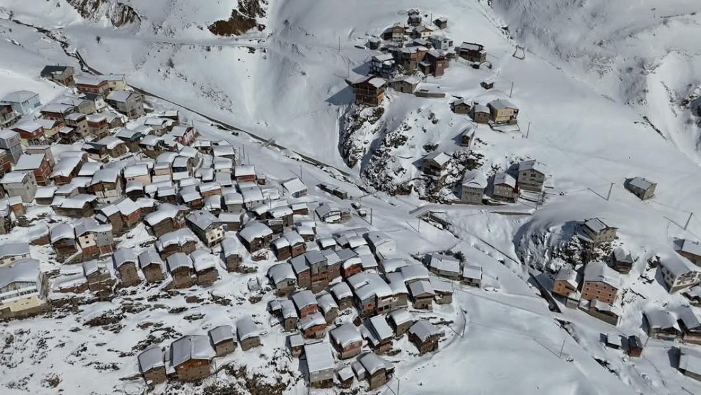 Yusufeli Yüncüler Köyü Yaylası’ndan Kar Manzaraları