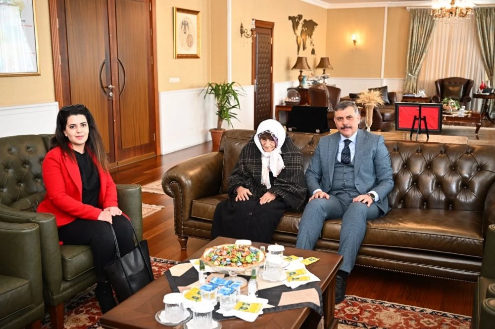 Hüsna Nine’den Erzurum Valisine Anlamlı Ziyaret