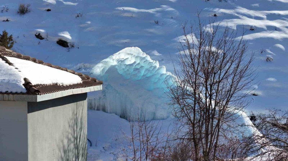 Bayburt’ta Soğuktan Çatlayan Borudan Sızan Su Damlaya Damlaya Buzdan Kale Oldu