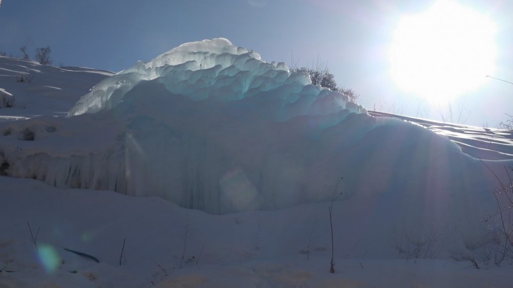 Bayburt’ta Soğuktan Çatlayan Borudan Sızan Su Damlaya Damlaya Buzdan Kale Oldu