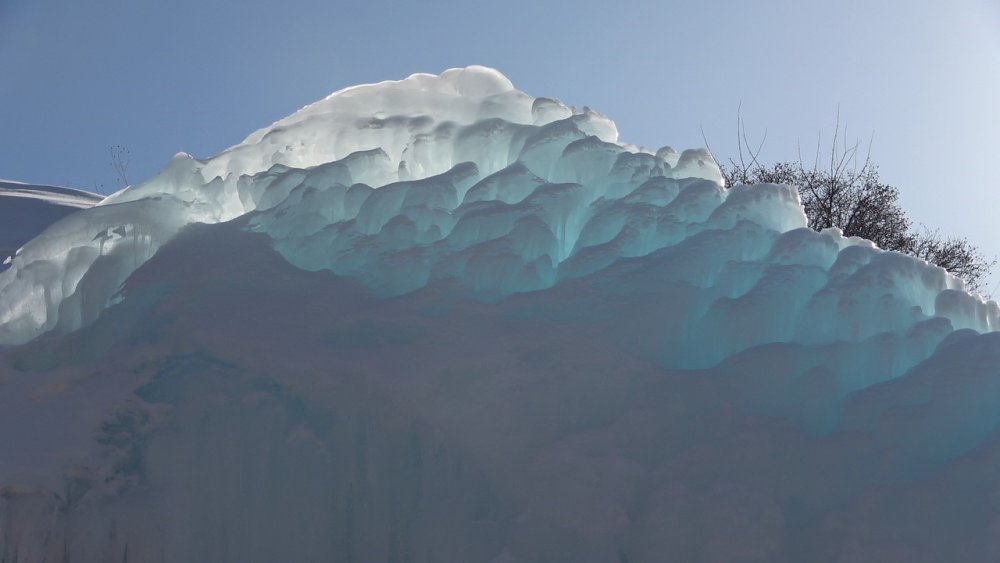 Bayburt’ta Soğuktan Çatlayan Borudan Sızan Su Damlaya Damlaya Buzdan Kale Oldu