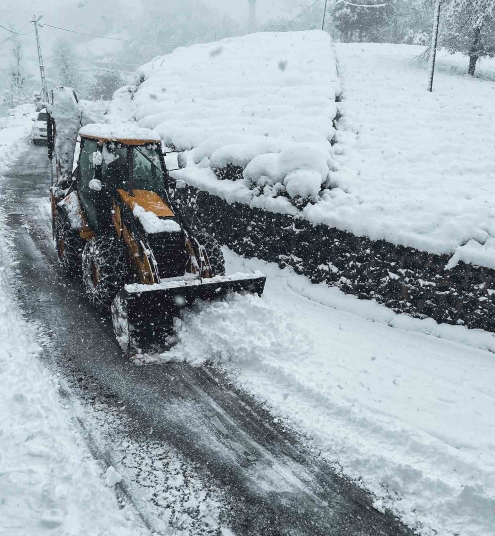 Rize'de toplam 208 köy yolu kar nedeniyle ulaşıma kapandı