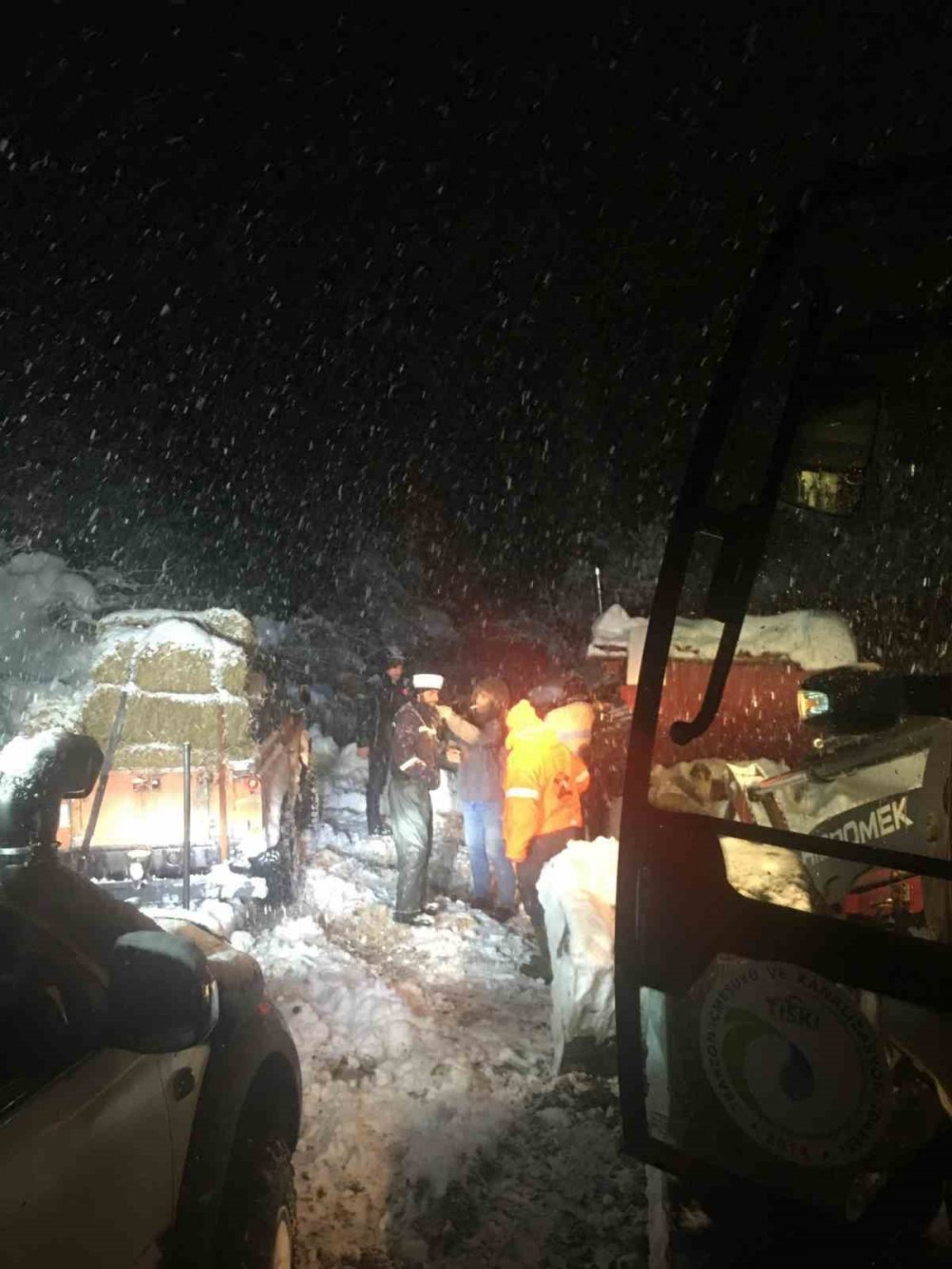 Mezrada Mahsur Kalan Çoban Ve Koyun Sürüsünün İmdadına Büyükşehir’in Tiski Ekibi Yetişti