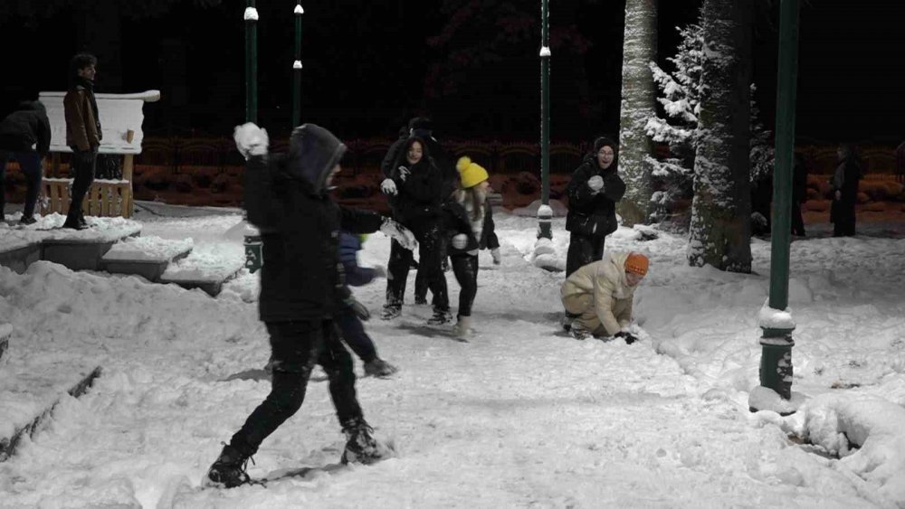 Msü Sınavına Girecek Olan Gençler Kartopu Oynayarak Heyecanı Unuttu
