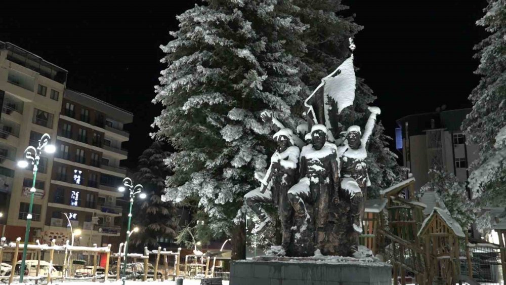 Msü Sınavına Girecek Olan Gençler Kartopu Oynayarak Heyecanı Unuttu