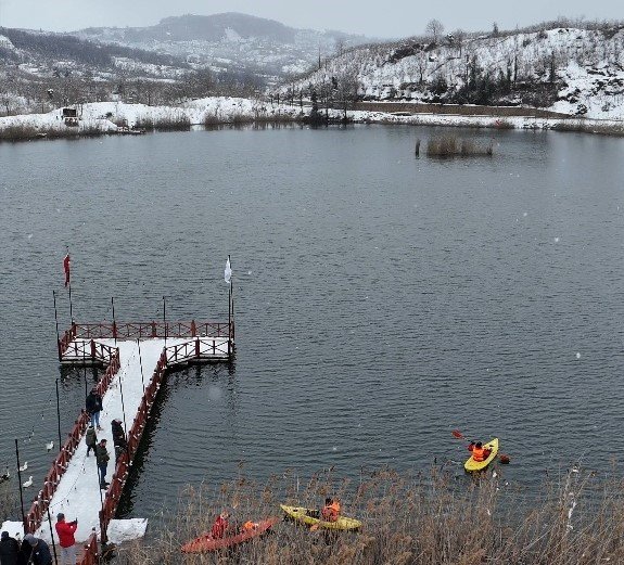 Beyaza Bürünen Fatsa Gaga Gölü, Kanolarla Renklendi