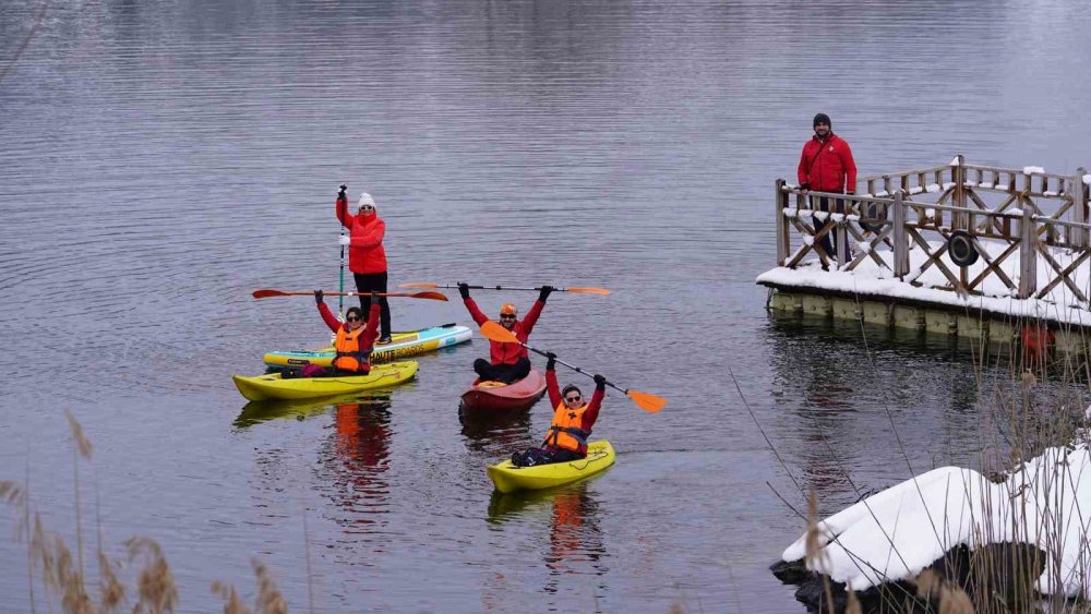 Beyaza Bürünen Fatsa Gaga Gölü, Kanolarla Renklendi