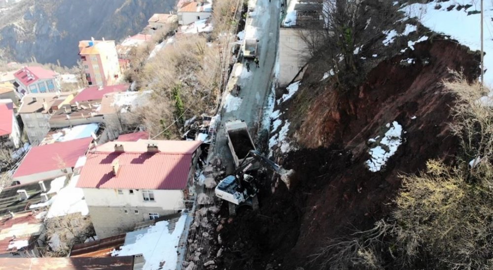 Artvin’de Heyelan Sonrası Ekipler Çalışmalarına Başladı
