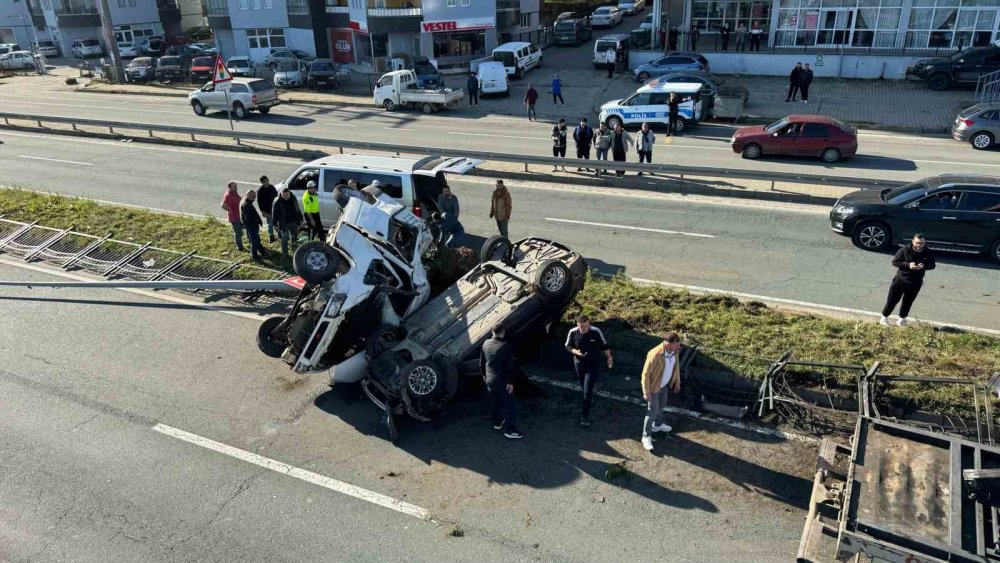 Pazar’da Takla Atan 2 Araç Kazaya Karıştı: 2 Sürücü Yaralandı