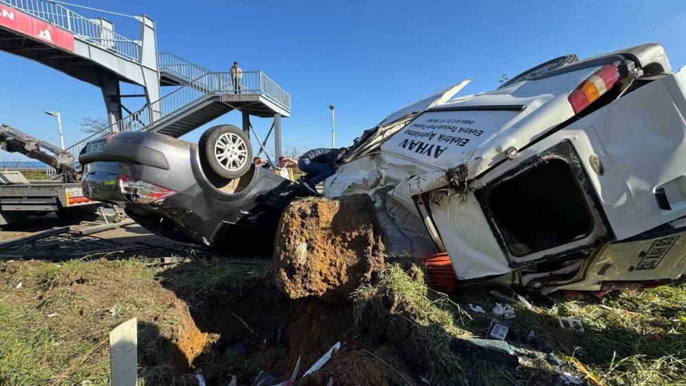Pazar’da Takla Atan 2 Araç Kazaya Karıştı: 2 Sürücü Yaralandı
