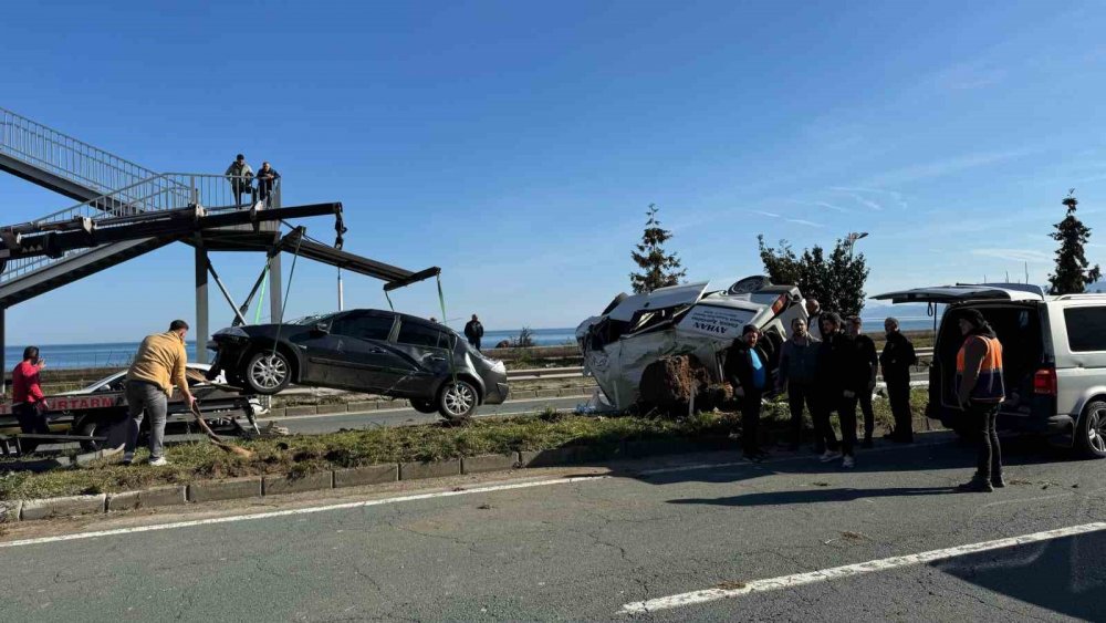 Pazar’da Takla Atan 2 Araç Kazaya Karıştı: 2 Sürücü Yaralandı