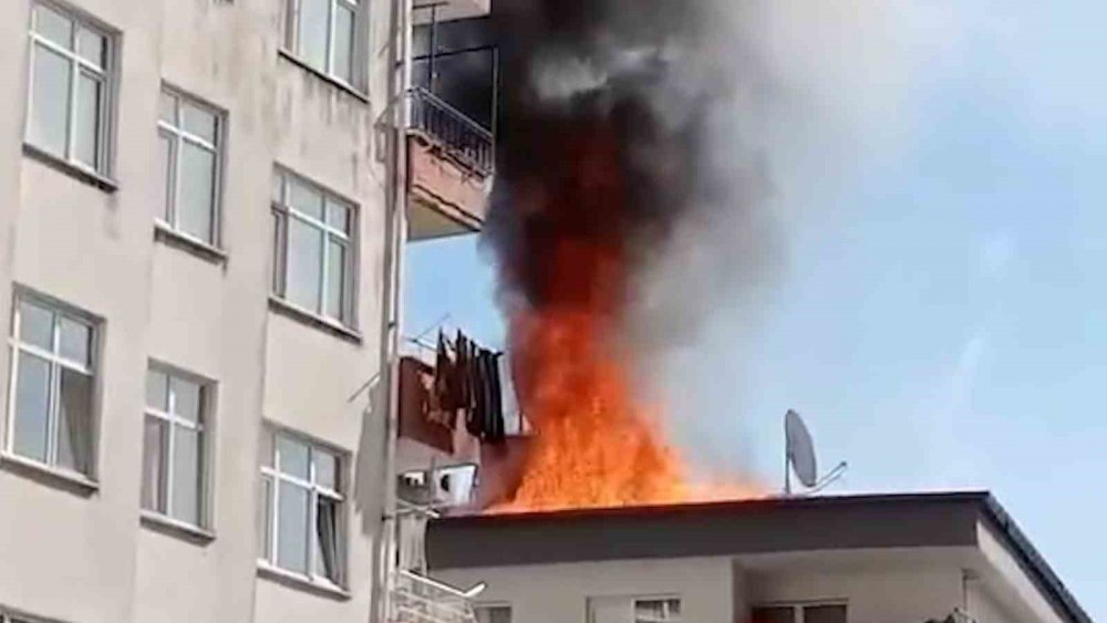 Rize'de 9 Katlı Binanın Çatısında Yangın