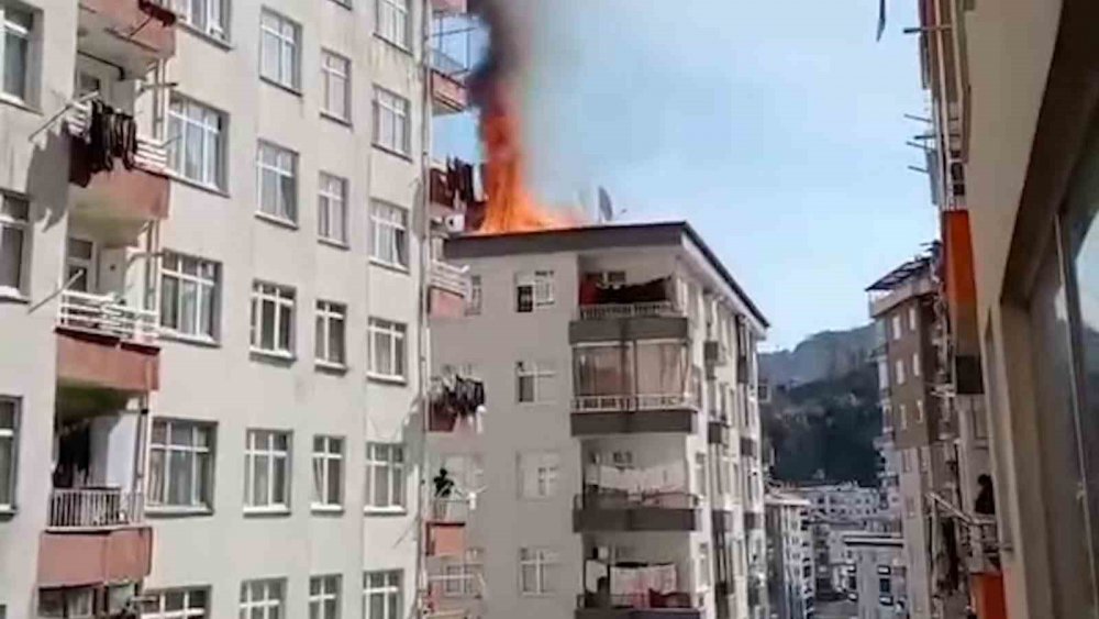 Rize'de 9 Katlı Binanın Çatısında Yangın