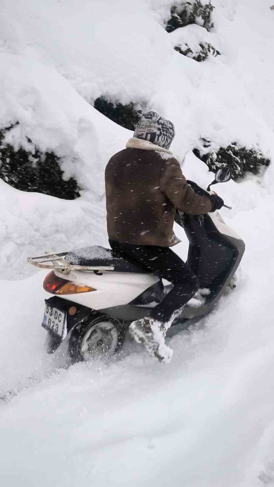 Rizeli Gencin Kar Motosikleti Sosyal Medyada Gündem Oldu