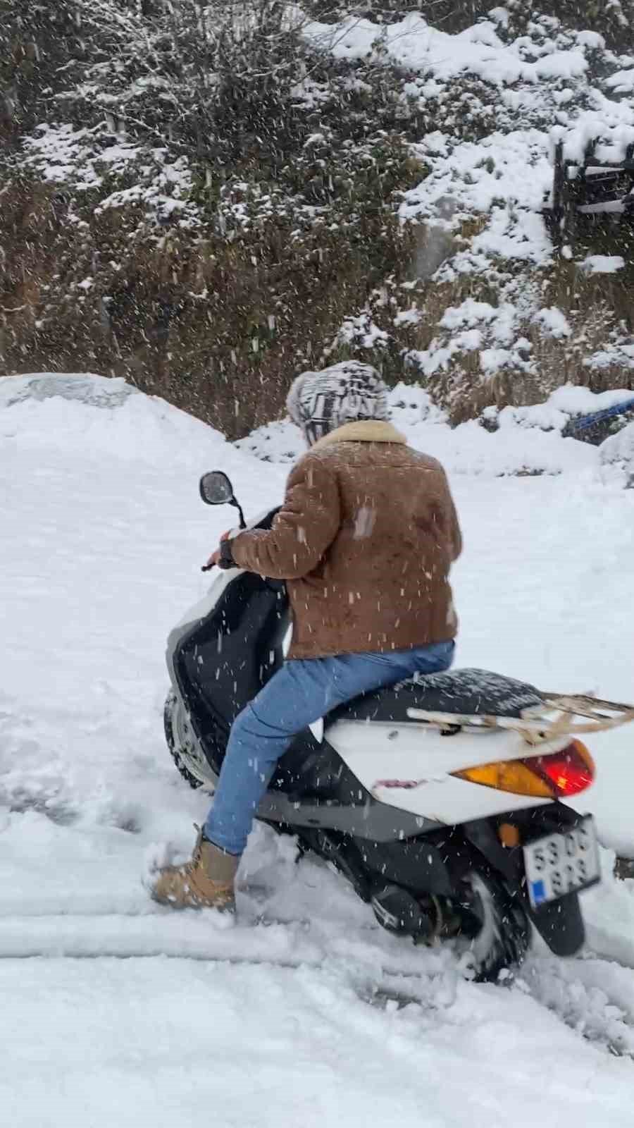 Rizeli Gencin Kar Motosikleti Sosyal Medyada Gündem Oldu